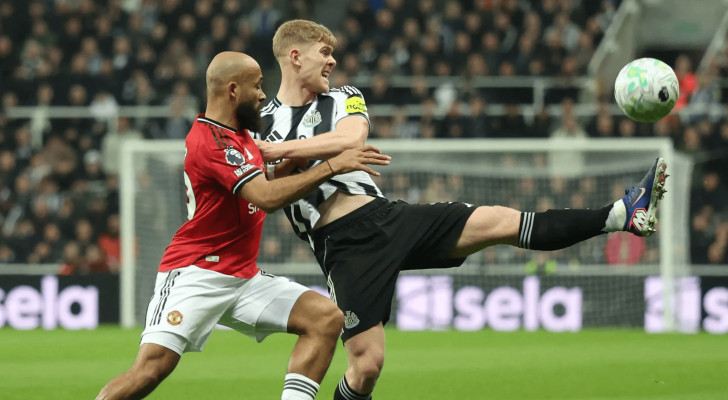 نيوكاسل يهزم مانشستر يونايتد بهدف قاتل رغم النقص العددي!