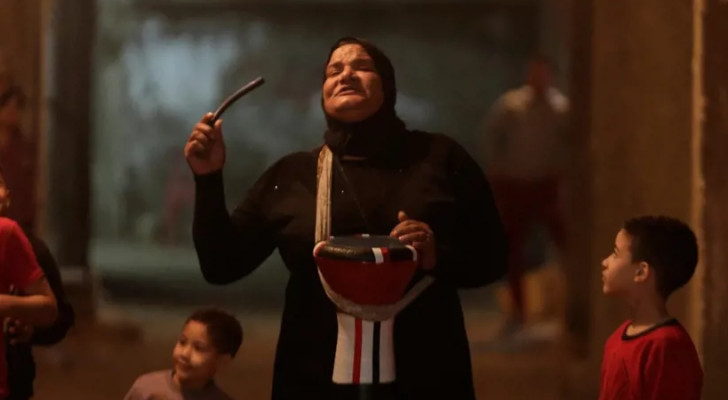 «دلال».. مسحراتية تعشق مهنتها وتتحدى التقاليد في شوارع القاهرة