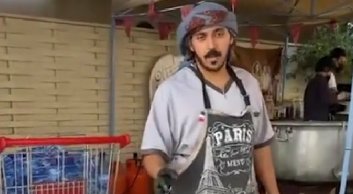 هاوي طبخ يتحول إلى قصة عطاء.. سعودي يطعم مئات الصائمين يوميا في رمضان!