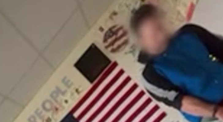 فصل معلم عن العمل بسبب فيديو له وهو يتبول في الفصل!