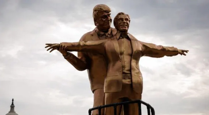 تمثال في واشنطن يجمع ترامب وإبستين في مشهد من «تايتانيك»!