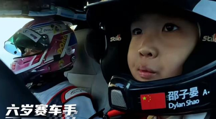 طفل صيني يقود سيارات السباق بعمر 5 سنوات ويصبح أصغر سائق محترف في العالم!
