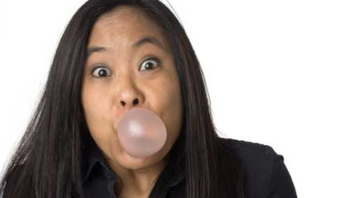 مضغ العلكة قد يجعلك تطلق الغازات أكثر من المعتاد! أطباء يشرحون الأسباب