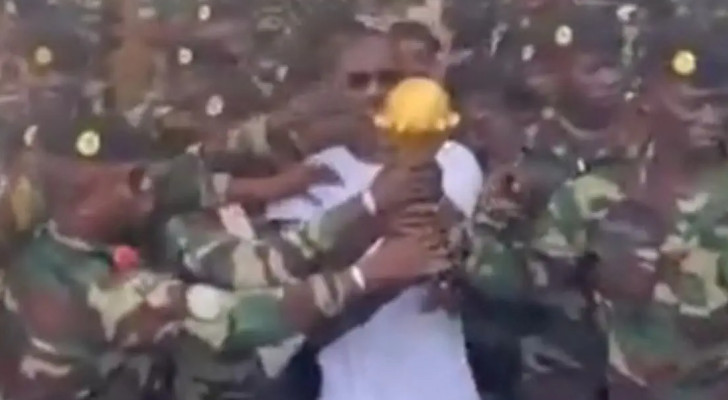 السنغال ترفض تسليم كأس أفريقيا.. وحقيقة "نقله إلى قاعدة عسكرية" تثير الجدل!