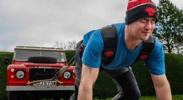 جندي بريطاني سابق يجر سيارة لمسافة 100 كيلومتر.. تحد قاس لهدف إنساني نادر