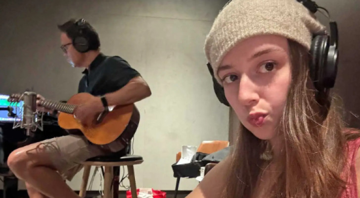 أب يسجل أغنية لطفلته (6 سنوات) فيفاجئ بتصدر التريند بعد 16 عاما!