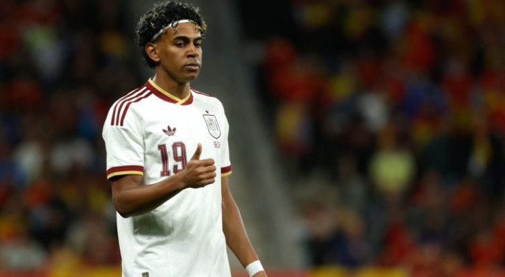 "أنا مسلم والحمد لله".. لامين يامال يكسر صمته بعد واقعة العنصرية أمام مصر