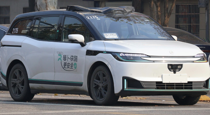 توقف جماعي لأكثر من 100 سيارة ذاتية القيادة والركاب يعلقون لأكثر من ساعة!