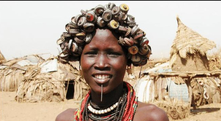 الداساناتش.. قبيلة إثيوبية حولت النفايات إلى حلي رأس ساحرة!