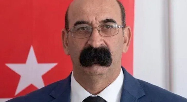 سياسي تركي يثير اهتماما دوليا بسبب شاربه اللافت!