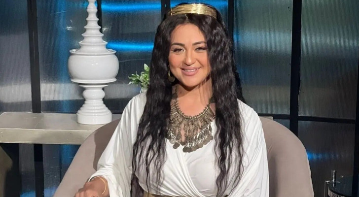 أسد يهاجم فنانة مصرية داخل الاستوديو وينقلها للمشفى!