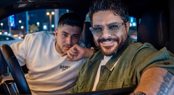 وسط مئات السيارات.. ناصيف زيتون وأبو ورد يحتفلان بـ 150 مليون مشاهدة (فيديو)