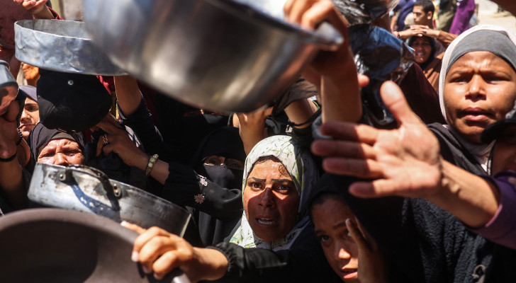الجوع ينهش غزة.. ووجبة ساخنة تتحول إلى حلم يومي للنازحين