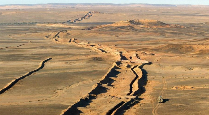 طوله 2700 كيلومتر ويضم ملايين الألغام.. قصة "الجدار المغربي"