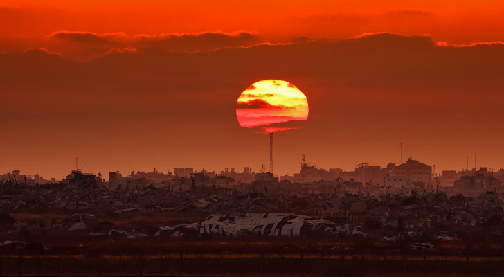 الشمس تقبل أنقاض غزة.. وتقرأ في العيون قصة وطن