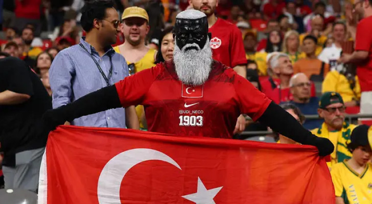 مشجع تركي يخطف الأنظار في كأس العالم بإطلالة غير مألوفة.. من هو Udi Neco؟
