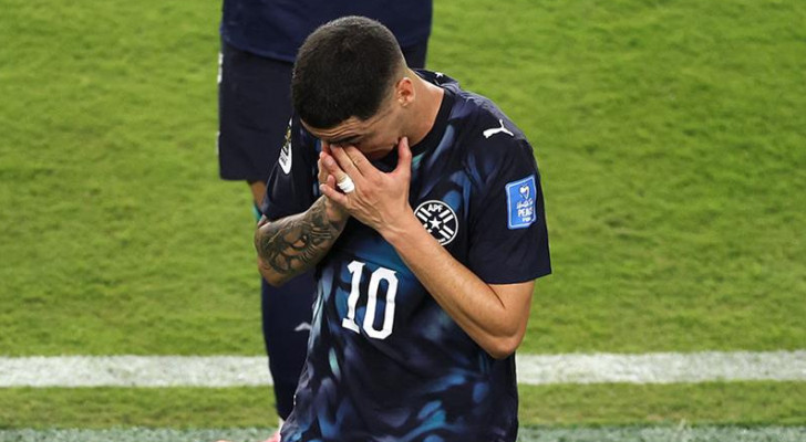 "دخل التاريخ".. أول لاعب يطرد في كأس العالم بسبب تغطية فمه