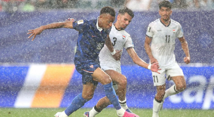 أولى حوادث المونديال.. توقف مباراة فرنسا والعراق