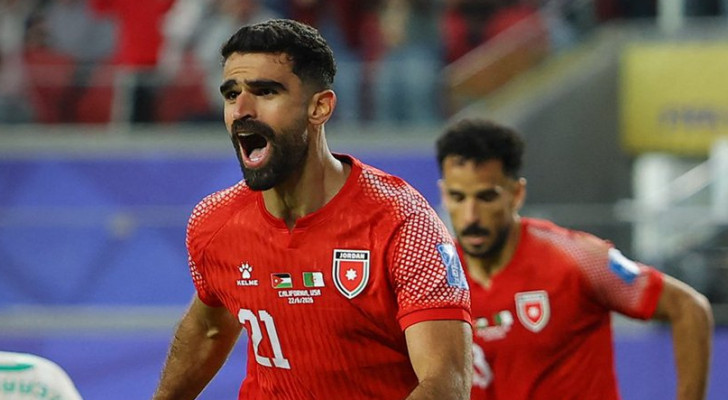 الأردن يفاجئ الجزائر بهدف مبكر في مواجهة عربية نارية بالمونديال (فيديو)