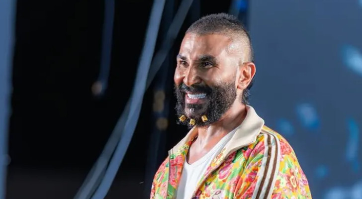مباشرة أمام الكاميرا.. أحمد سعد يقص ضفائره ويصالح جمهوره