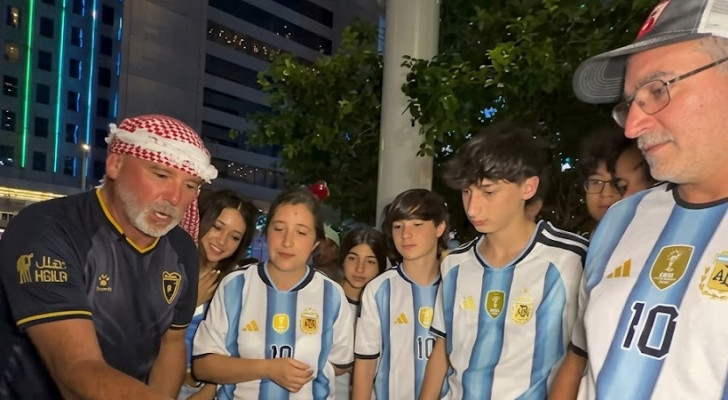 أردنيون يقدمون المنسف للجماهير الأرجنتينية في أمريكا (فيديو)