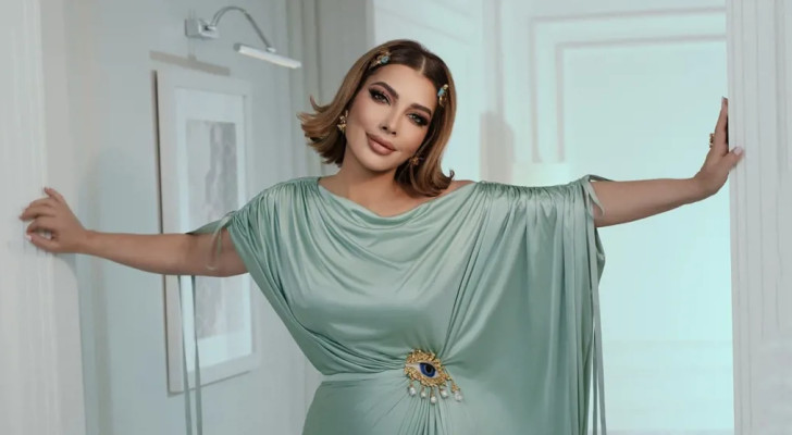 أنهت شائعات الطلاق.. أصالة تقبل يد زوجها وتوجه له رسالة من المسرح (فيديو)