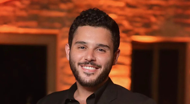 الوليد الحلاني يفاجئ الجمهور باعترافه عن حبه لامرأة أكبر منه سنا