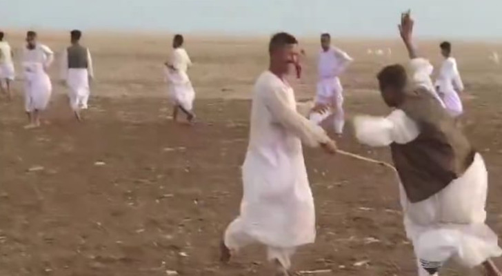 مباراة سودانية تثير ضجة بسبب استخدام الحكم لـ "الكرباج" (فيديو)