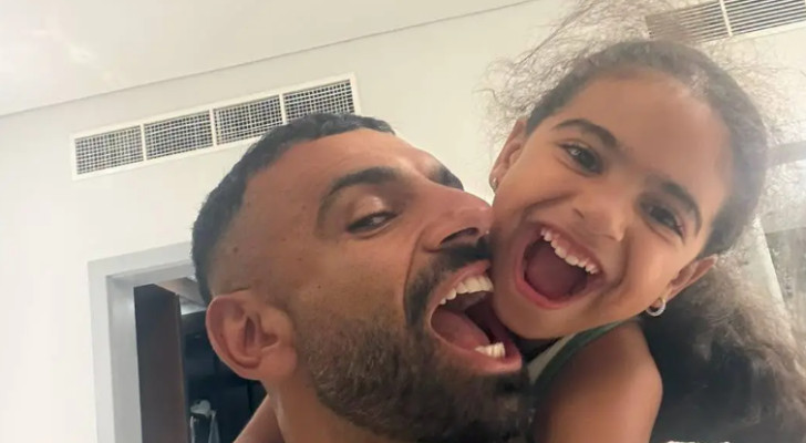 بإطلالة صيفية لافتة.. ظهور مميز لـ محمد صلاح مع ابنتيه