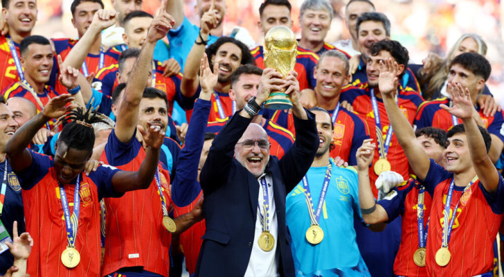 كم حصد منتخب إسبانيا بعد التتويج بلقب كأس العالم؟