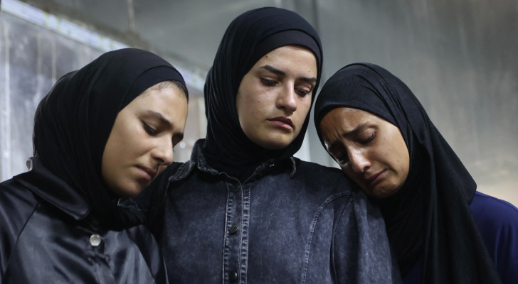 في لحظة وداع.. اختزلت ثلاث فلسطينيات حكاية غزة الأم