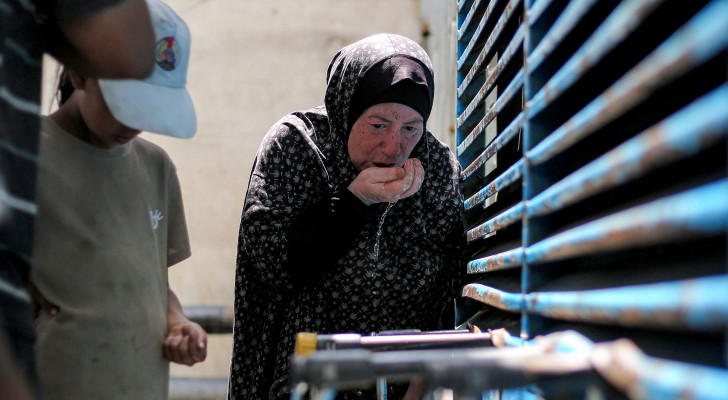 لا تبحث عن الرفاهية..  جرعة ماء ورغيف خبز فقط