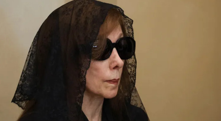 ظهور فيروز بإطلالة مؤثرة في ذكرى رحيل نجلها زياد الرحباني