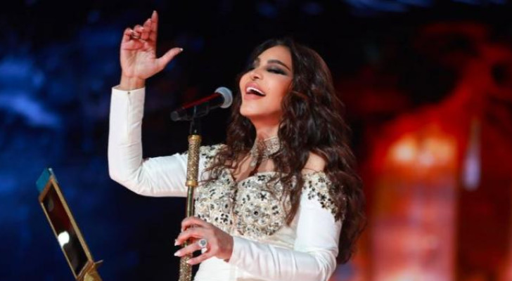 متداول: معجبة تشد شعر أحلام.. وتصرف الفنانة يخطف الأنظار (فيديو)