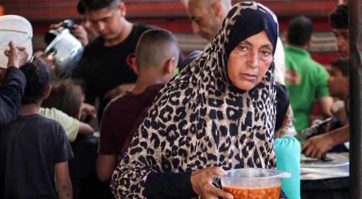 وجبة واحدة مقابل ساعات من الانتظار.. هكذا يعيش أهالي غزة