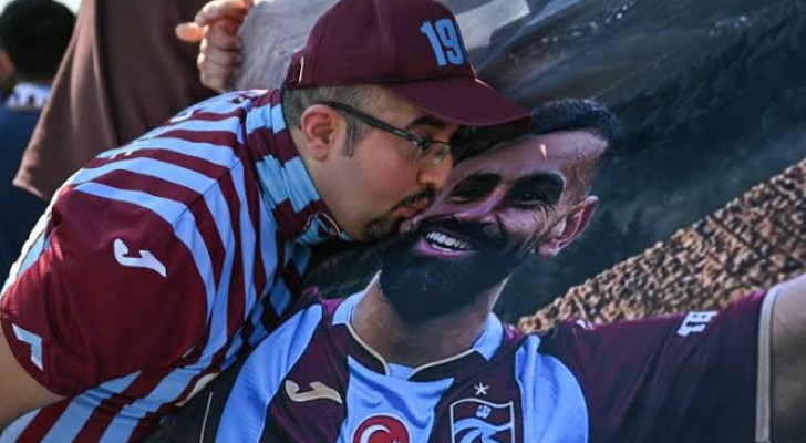 استقبال مهيب لمحمد صلاح في تركيا.. ماذا قال عند وصوله؟ (فيديو)