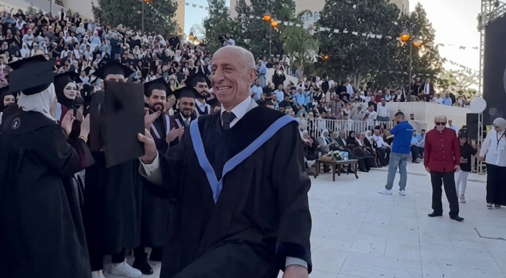 أستاذ جامعي فلسطيني يشارك طلابه فرحة التخرج برقصة عفوية