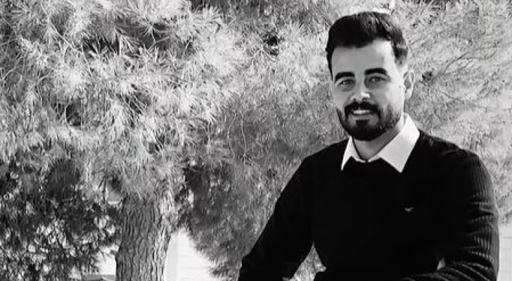 "تخريجك بالجنة".. والدة عبدالرحمن المساعيد تتسلم شهادة تخرجه في لحظة مؤثرة (فيديو)