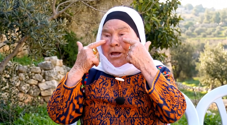 من لقاء "رؤيا" إلى "مسكرة".. الحاجة عائشة موسى تخطف الأضواء