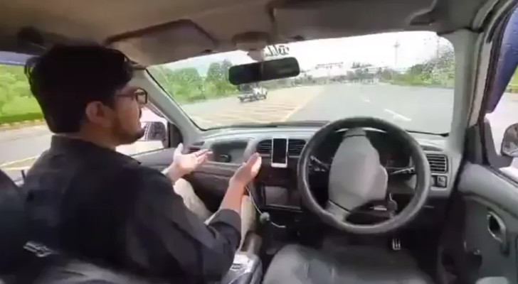 أول سيارة باكستانية ذاتية القيادة تورط صاحبها (فيديو)