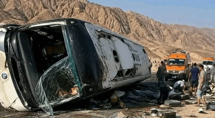 تفاصيل وفاة 10 أردنيين جراء انقلاب حافلة في سيناء