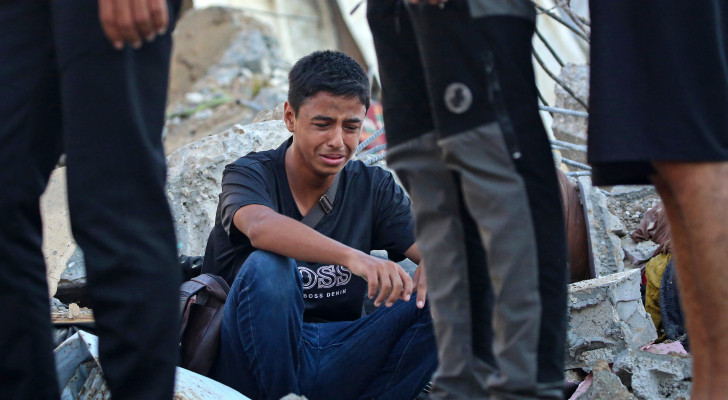 حين يهدم البيت وتبقى الذكريات.. مشهد موجع من غزة