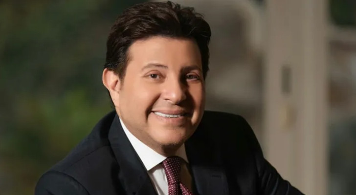 "دير جيست" يكرم هاني شاكر بجائزة الإنجاز مدى الحياة