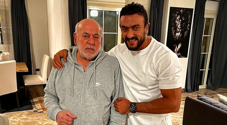 وعكة صحية تنقل والد أحمد العوضي إلى المستشفى