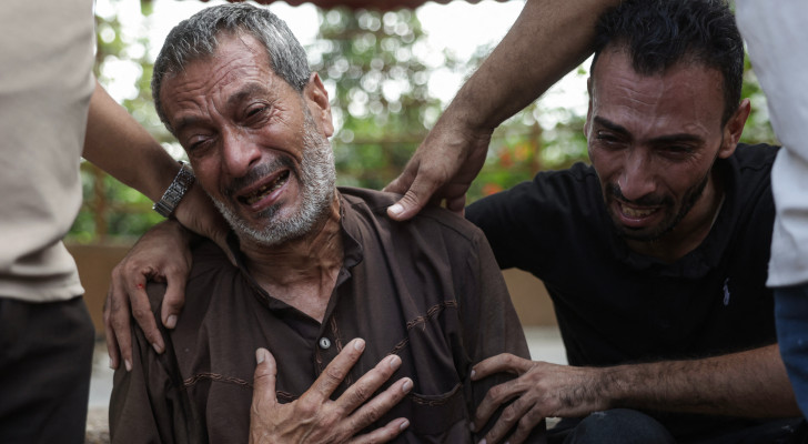 في غزة.. دموع الرجال تختصر وجعا لا يمكن حصره