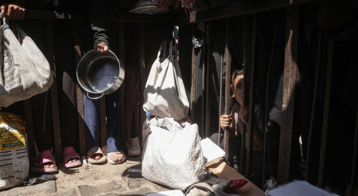 الجوع يثقل وجوه النازحين في غزة.. وجبة ساخنة وسط القهر