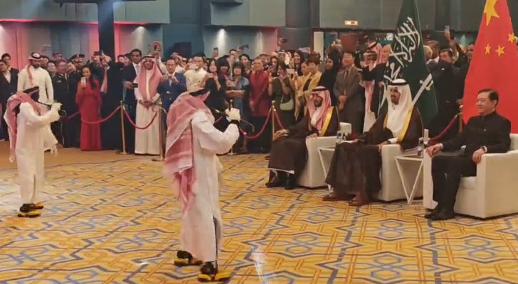 بالثوب والشماغ.. روبوتات صينية تؤدي رقصة سعودية (فيديو)