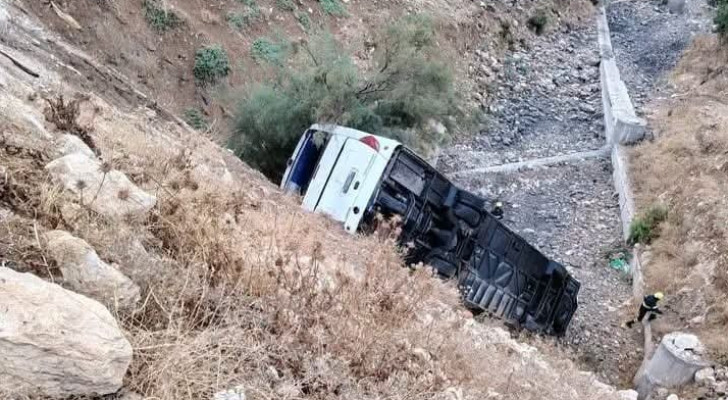 فاجعة على طريق المطار إثر إنقلاب حافلة