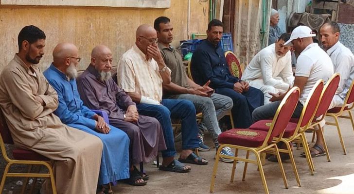 والد مضيفة الطيران المصرية ينهار باكيا بعد وصول جثمانها (فيديو)