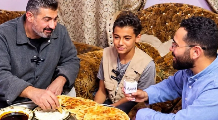 ياسر جلال يفاجئ الطفل "بائع البلاستيك" داخل منزله (فيديو)